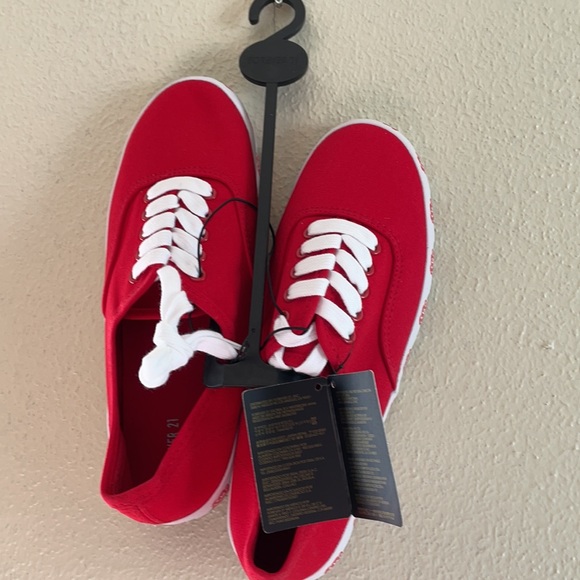 NWT🌹 low tennis shoes w/roses lining the bottom - Picture 3 of 6